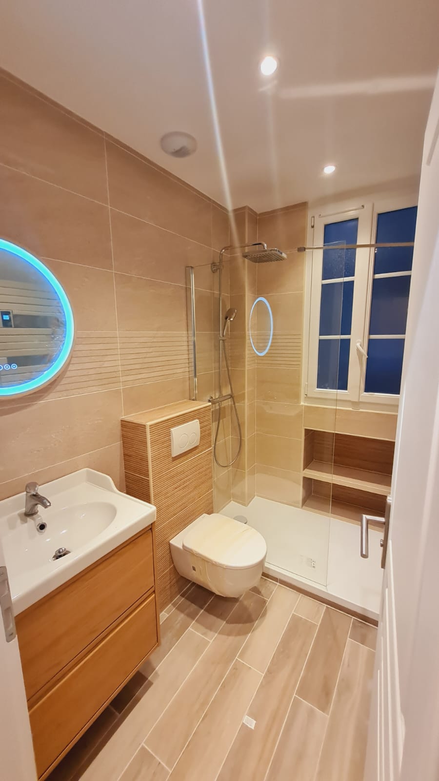 Salle de bain réalisée avec finitions soignées