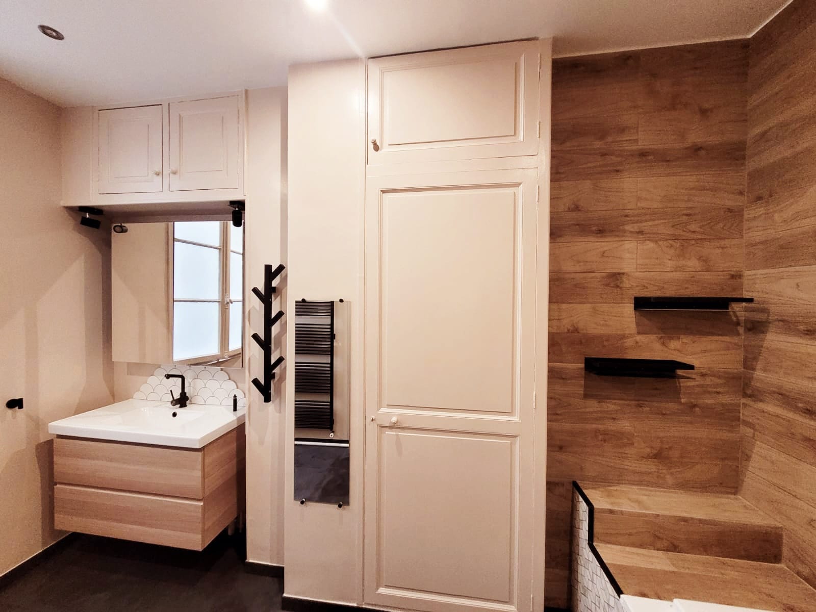 Salle de bain rénovée avec douche et finitions propres
