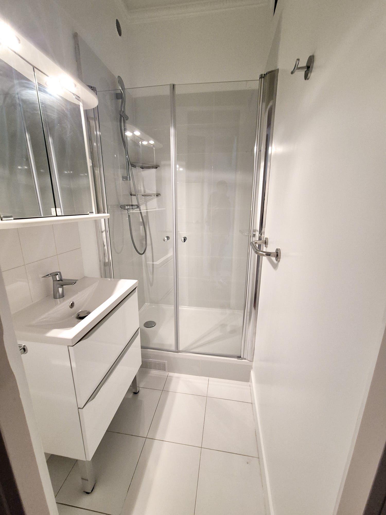 Salle de bain terminée avec finitions soignées