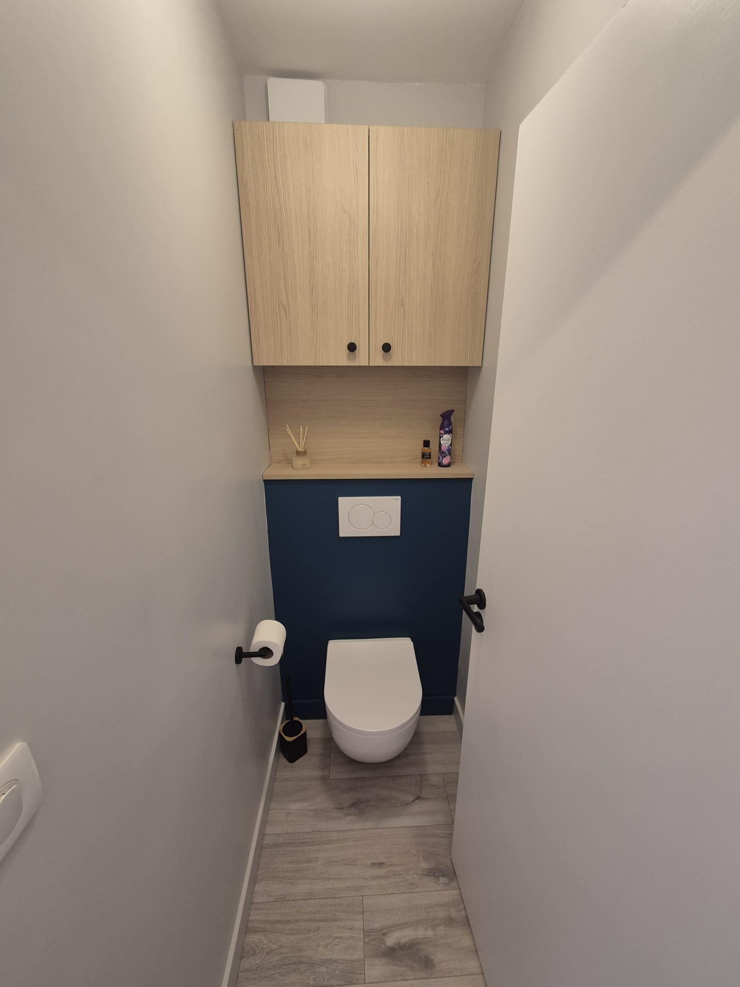 Toilettes rénovées avec finition propre